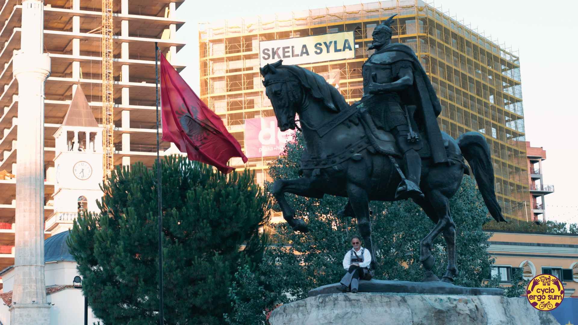 Albania in bici | Piazza centrale con Skanderbeg