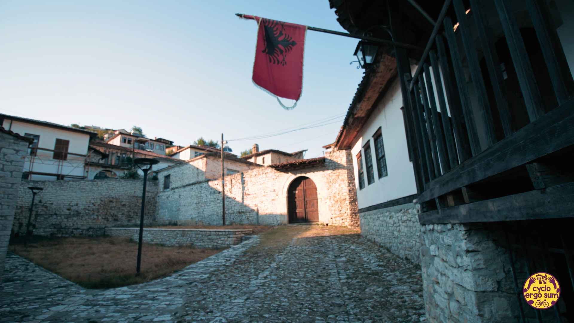 Albania in bici | Berat, angoli della città