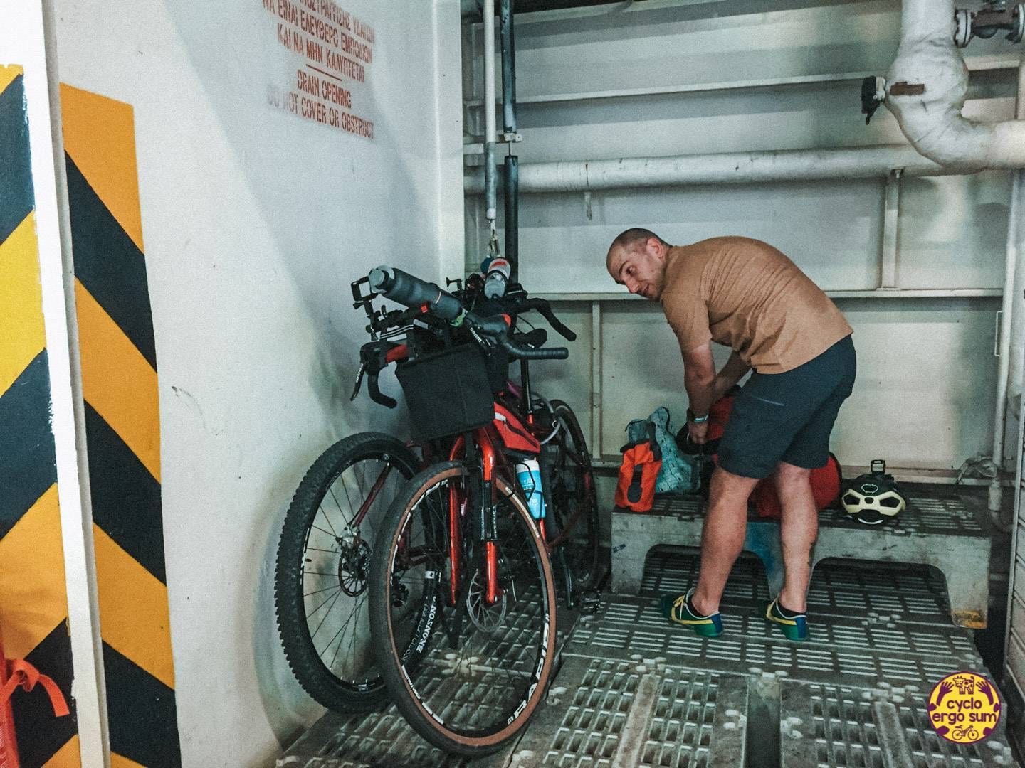 Peloponneso in bikepacking | Sul traghetto con bici