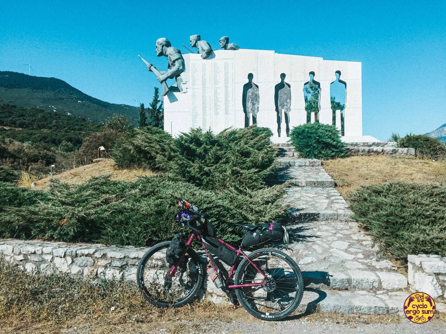 Peloponneso in bikepacking | Statue di partigiani parte 2