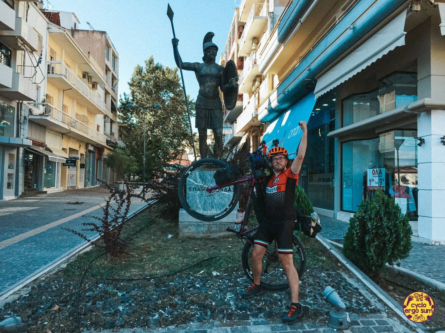 Peloponneso in bikepacking | Statue