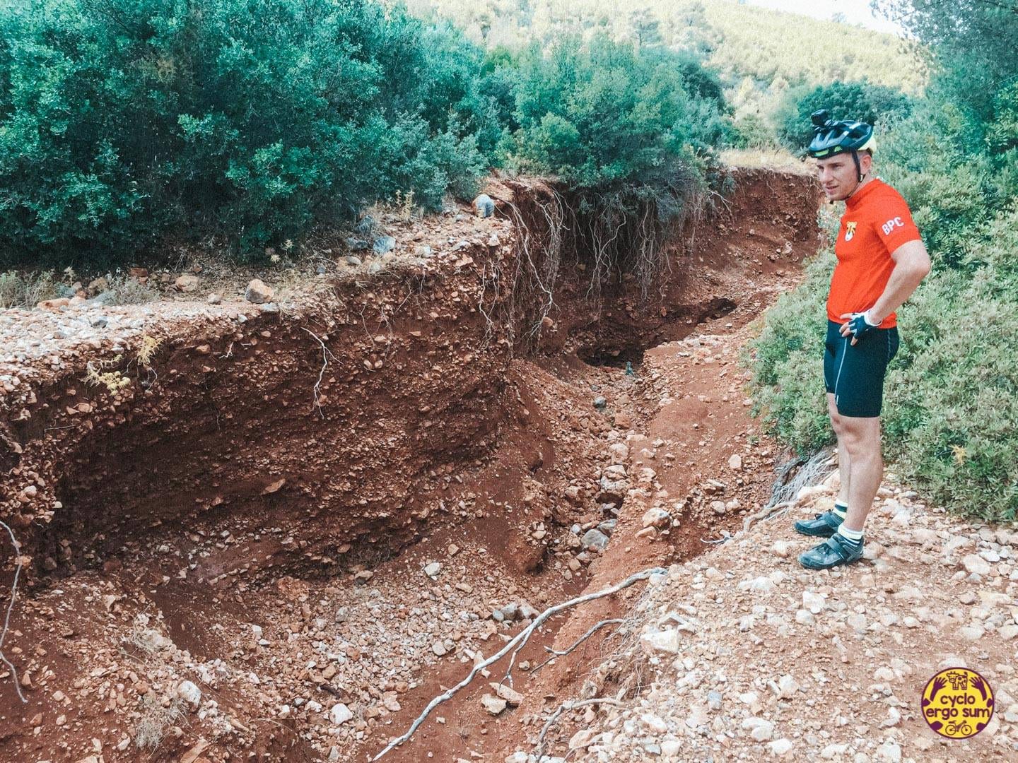 Peloponneso in bikepacking | Di fronte alla voragine