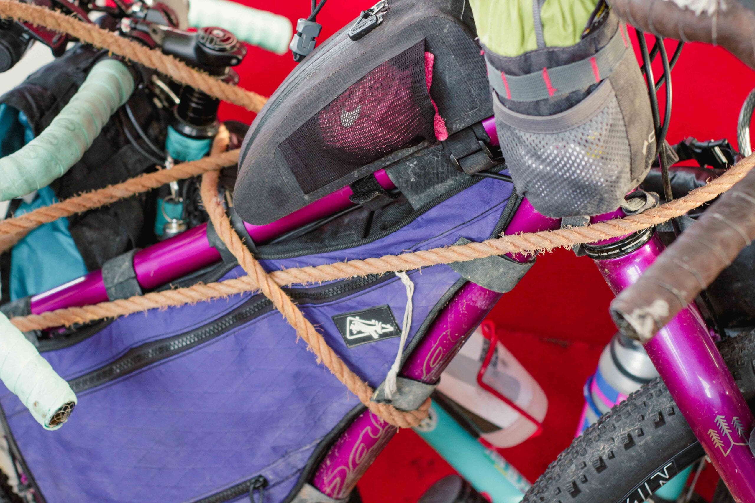 Setup Bikepacking da Trail e Gravel | Parcheggiata al bivio