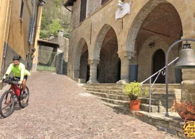 Roccaverano in bici | Piazza a Vesime