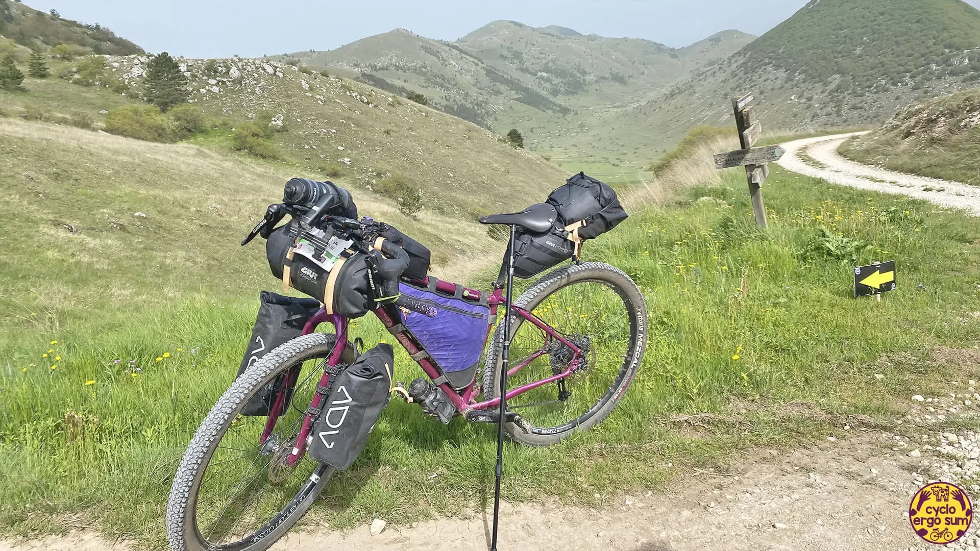 Setup Bikepacking da Trail e Gravel | Parcheggiata al bivio