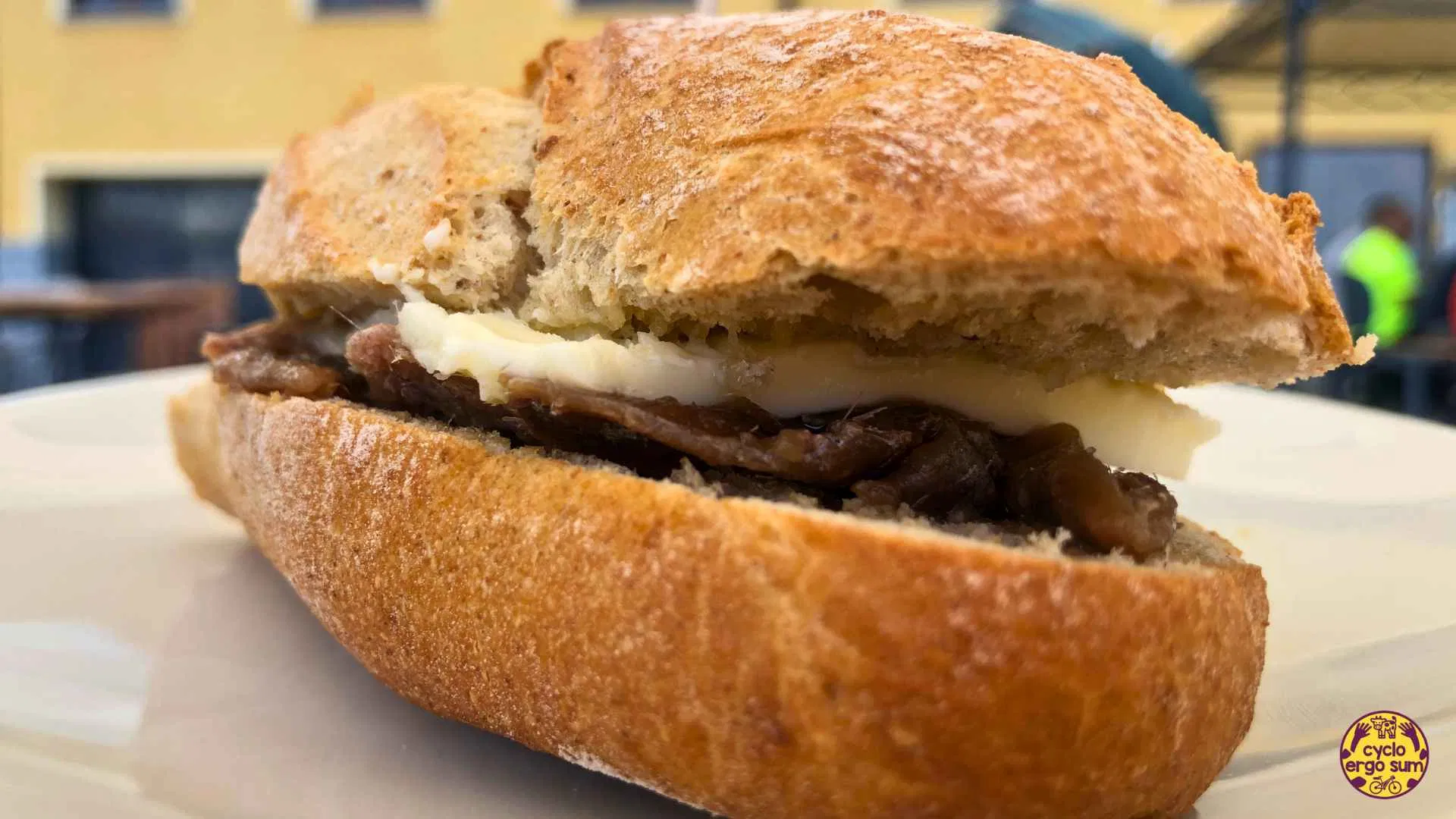 Itinerari gravel con Casa BART | Panino tipico, burro acciughe