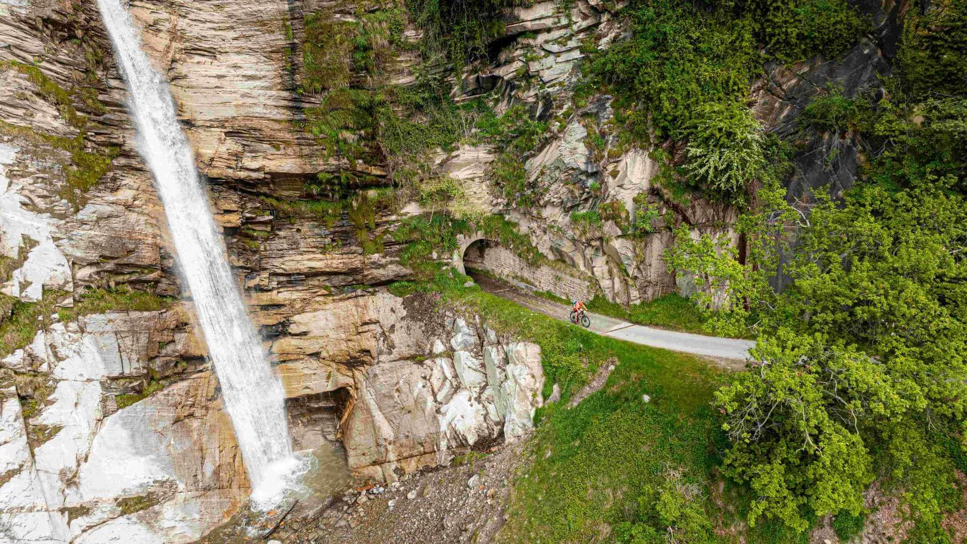 Valchiavenna Gravel Escape | Cascate e strade spaziali